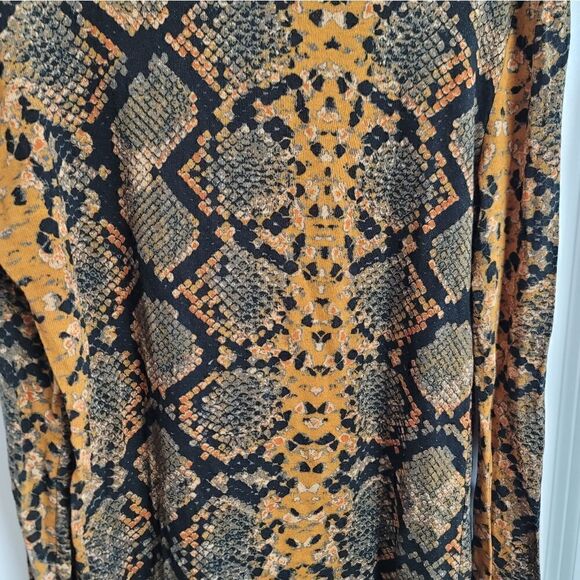 LEITH Snakeskin Print Turtleneck Top - Picture 6 of 8